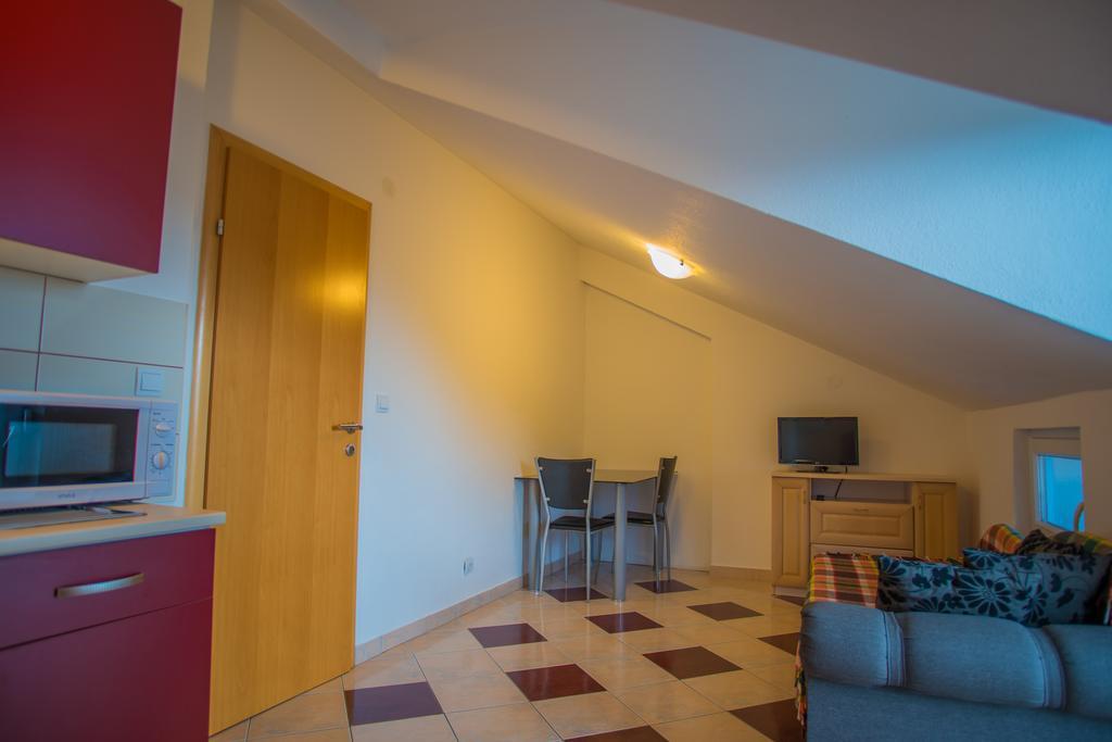 Apartments Nina Promajna Bagian luar foto